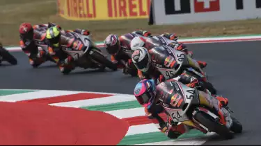 Veda Ega Pratama saat memimpin balapan di Red Bull Rookies 2025 Italia