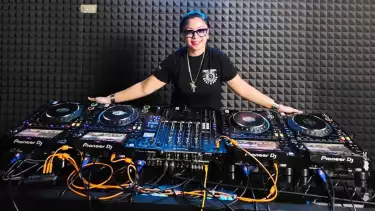 Beat N Brew Coffee & Groovy dan Bacxspin DJ Course, sebuah tempat berkonsep coffee shop yang dipadukan dengan studio sekaligus sekolah disc jockey (DJ) terlengkap di Indonesia.