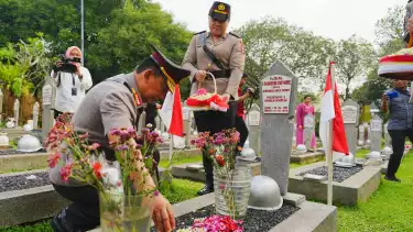 Kapolri Jenderal Listyo Sigit Prabowo berziarah ke Taman Makam Pahlawan Nasional Utama (TMPNU) Kalibata, Jakarta Selatan, Senin 23 Juni 2025.