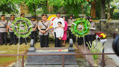 Jelang Hari Bhayangkara, Kapolri Ziarah ke Makam BJ Habibie hingga Hoegeng
