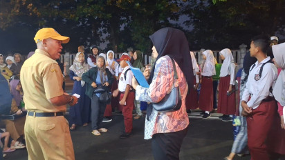 Demi Masuk SMP Favorit, Ratusan Calon Murid Berjubel Datangi Sekolah di Brebes Sejak Pukul 4 Pagi