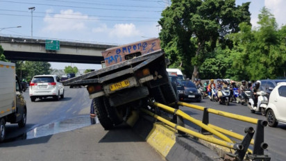 Truk Tabrak Pembatas Jalan di Tubagus Angke Jakbar, Begini Kronologinya