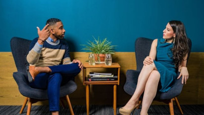 3 Kebiasaan Orang Cerdas Saat Bicara, Salah Satunya Tidak Menggunakan Kata-Kata Ini