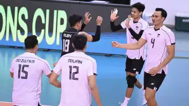 Rivan Nurmulki, Dio Zulfikri dan pemain Timnas Voli Indonesia sedang beraksi.