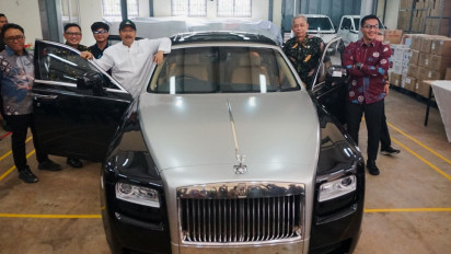 Mobil Mewah Rolls Royce Kemensos Laku Rp2,5 Miliar, Hasil Lelang Digunakan untuk Bangun Rumah Warga di Makassar