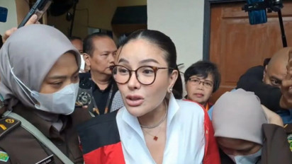 Tangis Nikita Mirzani Pecah, Sampaikan Pesan Haru untuk 3 Anaknya