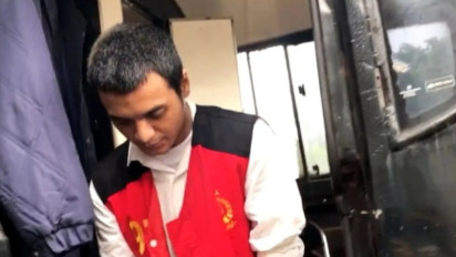 Rambut Cepak, Vadel Badjideh Hadir dengan Tangan Diborgol saat Hadiri Sidang Dakwaan