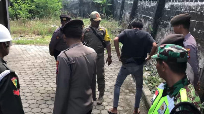 Razia Rumah Kos di Mojokerto: Tiga Pasangan Tak Resmi Terjaring, Miras dan Alat Kontrasepsi Ditemukan