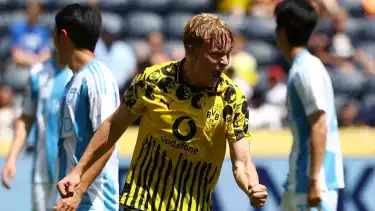Daniel Svensson rayakan gol Borussia Dortmund atas Mamelodi Sundowns