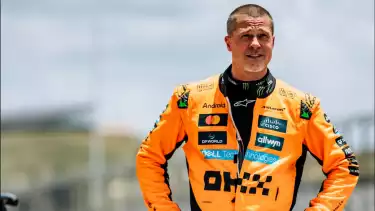 Brad Pitt menjajal Mobil McLaren