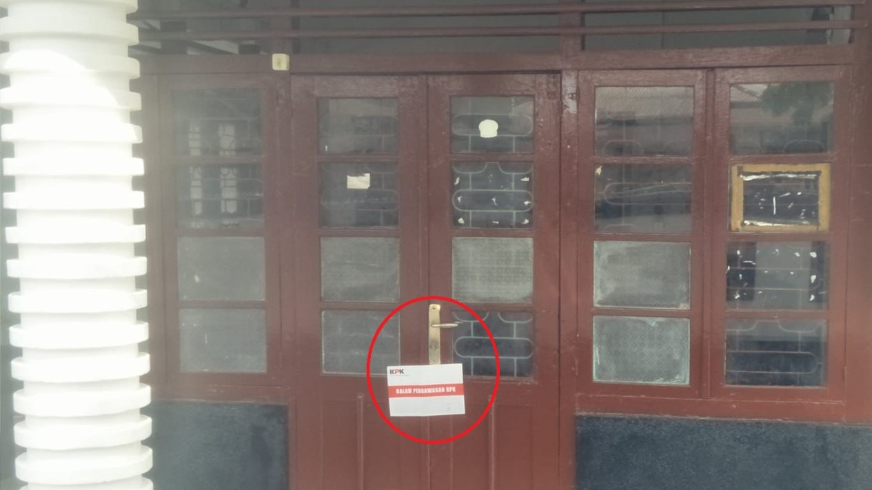 Diduga Kuat Kena OTT, KPK Segel Kantor Kontraktor Besar di Padangsidimpuan
            - galeri foto