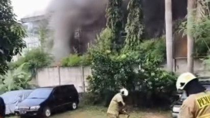 Pabrik Hokben di Jaktim Kebakaran, Diduga Akibat Percikan Las