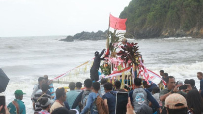 Nelayan Lampon Banyuwangi Gelar Tradisi Petik Laut: Bukan Sekadar Ritual Tahunan