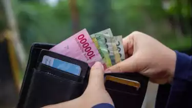 Ilustrasi uang dalam dompet