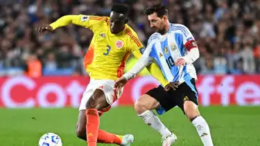 Jhon Lucumi dan Lionel Messi