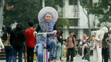 Kawasan Kota Tua tampak dipadati oleh warga Jakarta dan sekitarnya untuk menikmati momen libur akhir pekan. Ribuan pengunjung memadati area wisata pra sejarah tersebut, di Jakarta Pusat tersebut sejak pagi hari, Jumat (27/6/2025).