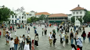 Kawasan Kota Tua tampak dipadati oleh warga Jakarta dan sekitarnya untuk menikmati momen libur akhir pekan. Ribuan pengunjung memadati area wisata pra sejarah tersebut, di Jakarta Pusat tersebut sejak pagi hari, Jumat (27/6/2025)..