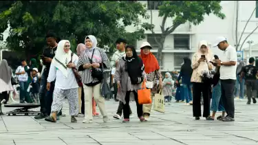 Kawasan Kota Tua tampak dipadati oleh warga Jakarta dan sekitarnya untuk menikmati momen libur akhir pekan.  Ribuan pengunjung memadati area wisata pra sejarah tersebut, di Jakarta Pusat tersebut sejak pagi hari, Jumat