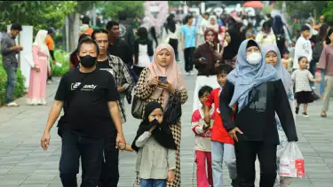 Kawasan Kota Tua tampak dipadati oleh warga Jakarta dan sekitarnya untuk menikmati momen libur akhir pekan. Ribuan pengunjung memadati area wisata pra sejarah tersebut, di Jakarta Pusat tersebut sejak pagi hari