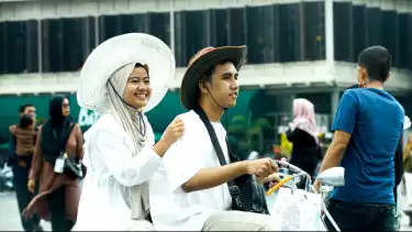 Kota Tua tampak dipadati oleh warga Jakarta dan sekitarnya untuk menikmati momen libur akhir pekan.  Ribuan pengunjung memadati area wisata pra sejarah tersebut, di Jakarta Pusat tersebut sejak pagi hari, Jumat (27/6/2025).