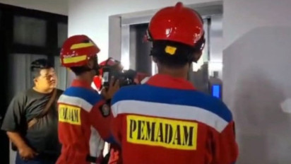Damkar Jakarta Utara Selamatkan Wanita  saat Terjebak di Dalam Lift