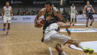 Pebasket Tangerang Hawks Maxie Kunle Esho (kanan) berusaha menghadang pebasket Dewa United Banten Rio Disi (kiri)