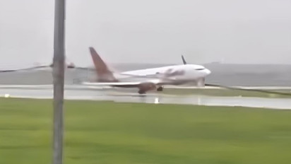 Viral Pesawat Batik Air Mendarat di Bandara Soetta Posisi Miring, Manajemen Buka Suara