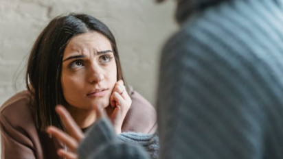 3 Kebiasaan Pembohong yang Harus Kamu Tahu, saat Berbicara Sering Bilang...