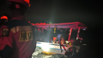 Gulkarmat Evakuasi Kapal Nelayan Bocor di Perairan Pulau Semak Daun