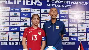 Pelatih Timnas Putri Indonesia, Satoru Mochizuki (kanan)