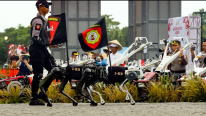 Robot Polisi Beri Hormat ke Prabowo Saat Tampil di HUT Bhayangkara ke-79