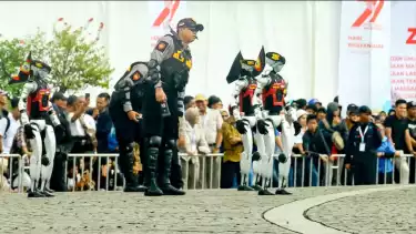 Robot polisi dalam HUT ke-79 Bhayangkara.