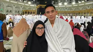 Rizky Ridho dan istri saat beribadah umroh di Tanah Suci