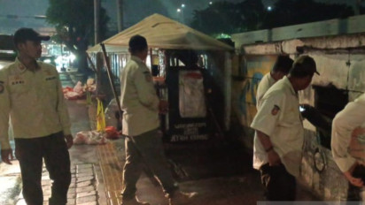 Di Balik Tembok Bolong Jatinegara, Satpol PP Temukan Dua Wanita Malam Sedang Melakukan...