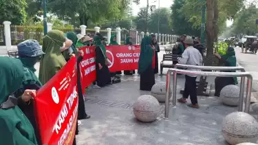 Suasana aksi emak emak di kawasan Titik Nol Kilometer Yogyakarta menolak maraknya peredaran miras.