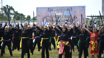 Diikuti Lebih dari 1.000 Penari, Tari Mandau Kolosal Pulang Pisau Pecahkan Rekor MURI