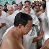 Tunaikan Umrah, Prabowo Cium Hajar Aswad di Sela-sela Kunjungan Kenegaraan di Arab Saudi