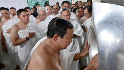 Tunaikan Umrah, Prabowo Cium Hajar Aswad di Sela-sela Kunjungan Kenegaraan di Arab Saudi