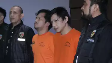 Dua pria ngaku polisi saat menipu sejoli dengan modus beli motor terancam empat tahun penjara.