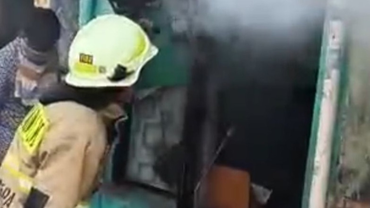 Kebakaran Dua Rumah Kontrakan di Jakut, Seorang Warga Alami Luka saat Bantu Damkar
            - galeri foto