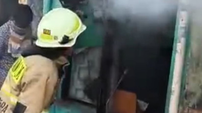 Kebakaran Dua Rumah Kontrakan di Jakut, Seorang Warga Alami Luka saat Bantu Damkar