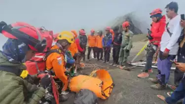 Potret tim SAR gabungan rescue pendaki asal Brasil, Juliana Marins terperosok di jurang Gunung Rinjani