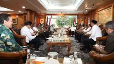 Menteri Dalam Negeri Muhammad Tito Karnavian menerima audiensi Apkasi di Kantor Kemendagri, Jakarta, Jumat (4/7/2025).