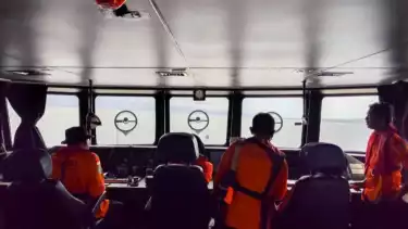 Tim SAR gabungan melakukan pencarian korban kapal tenggelam KMP Tunu Pratama Jaya di Selat Bali. Sabtu (5/7/2025)