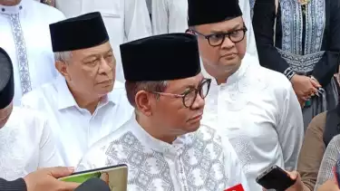 Gubernur DKI Jakarta Pramono Anung Wibowo saat berikan santunan yatim di Masjid Jami  Fajrul Islam, Kebayoran Baru, Jakarta Selatan, Sabtu (5/7/2025).