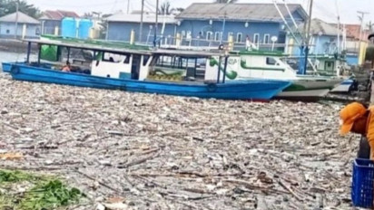 Penampakan Sampah Kiriman Daratan Jakarta Menumpuk di Perairan Kepulauan Seribu, Ternyata Ini Penyebabnya