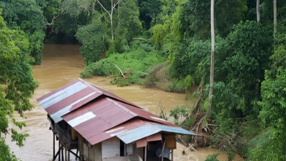 Rumah Panggung Hampir Hanyut akibat Banjir di Sulsel