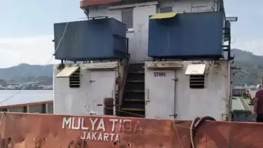 Polisi mendatangi sebuah gudang diduga tempat pendukung untuk aktivitas penimbunan BBM jenis solar subsidi, di Jalan Gatot Subroto, Kel. Pondokbatu, Kec. Sarudik, Kab Tapteng, Sumatra Utara (Sumut).