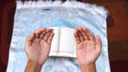 Selain Bekerja Jangan Lupa Baca Zikir ini, Ustaz Adi Hidayat Bilang Bisa Cepat Melunasi Utang