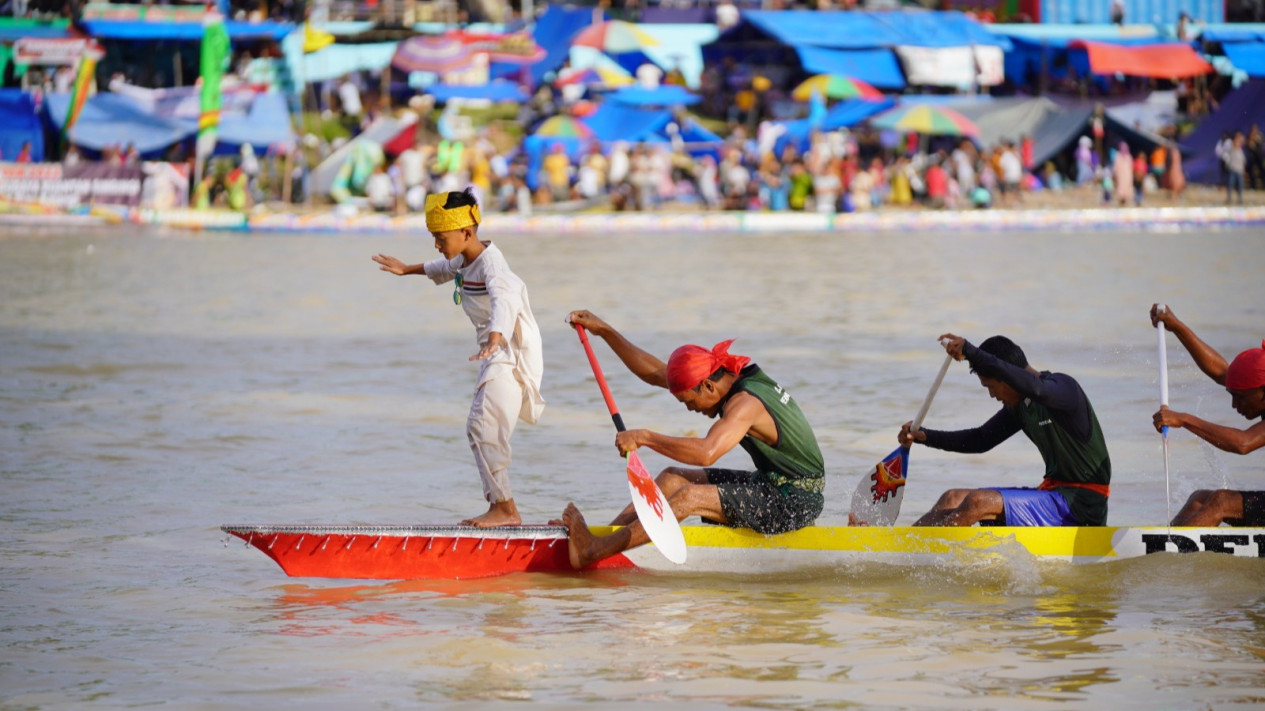 Viral Penari Cilik di Pacu Jalur, Ini 5 Fakta Unik Sungai Kuantan Tempat Festival Balap Perahu Legendaris
            - galeri foto